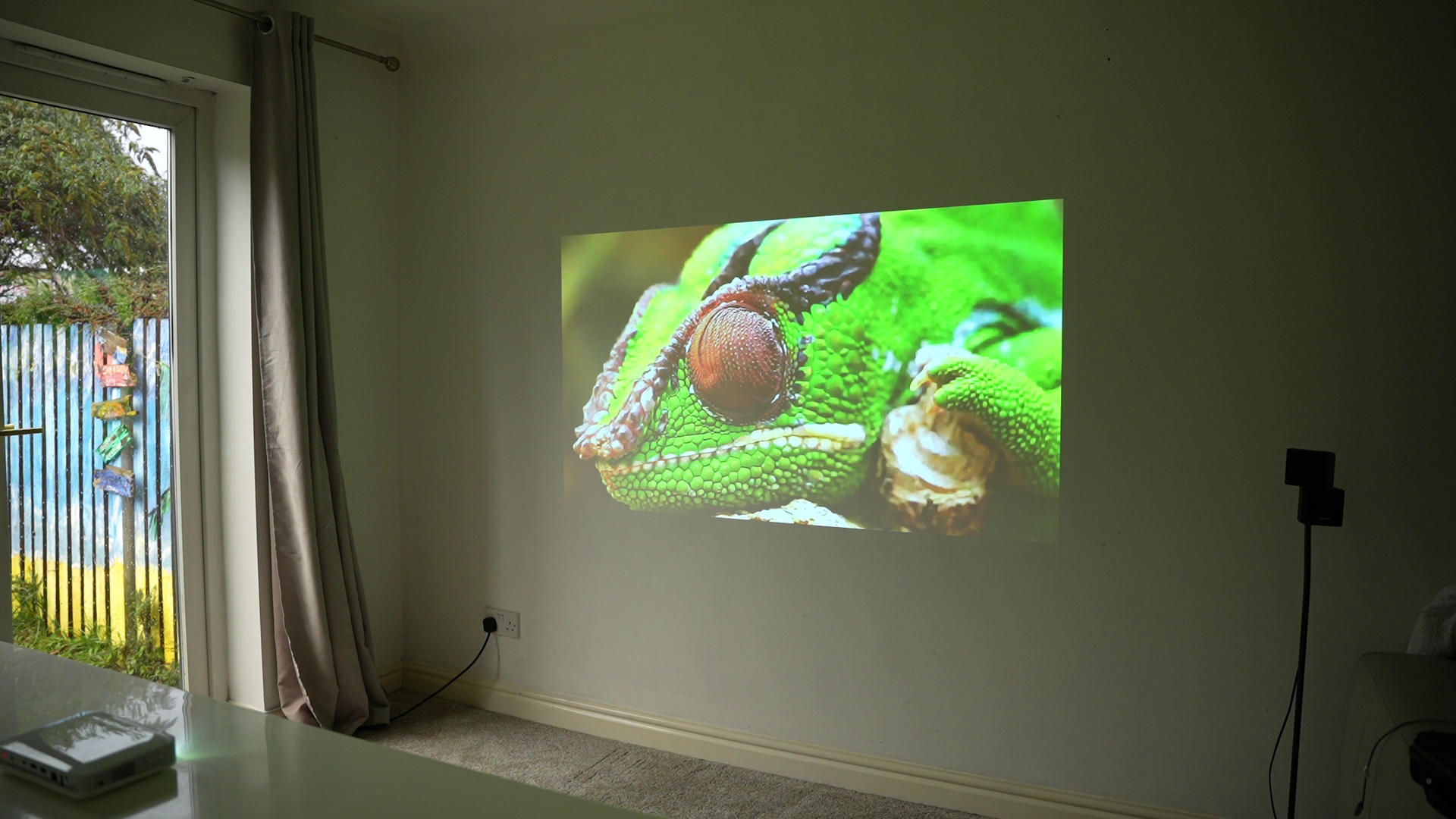 Pico Genie M550 Plus 4.0 Smart Projector (650 lms Full HD Ultra Portable)